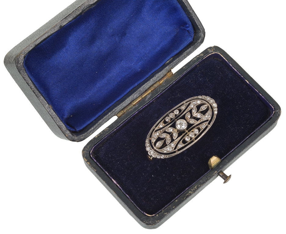 An 18ct Gold Edwardian Oval Diamond Brooch: Set with 0.