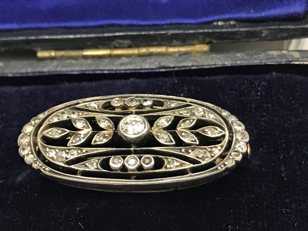 An 18ct Gold Edwardian Oval Diamond Brooch: Set with 0. - Image 2 of 3