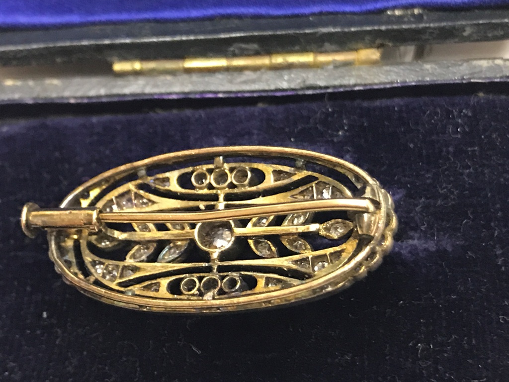 An 18ct Gold Edwardian Oval Diamond Brooch: Set with 0. - Image 3 of 3