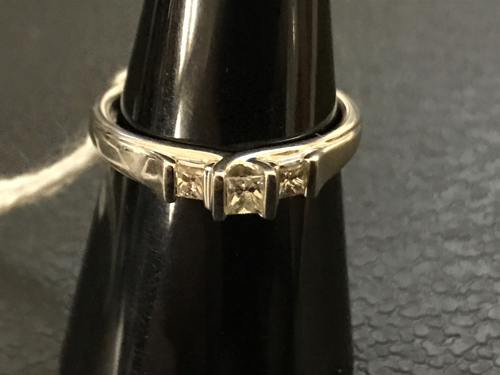 A princess-cut 3 stone diamond ring 0.