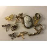 10 9ct brooches/pendants