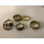 A quantity of gold rings;