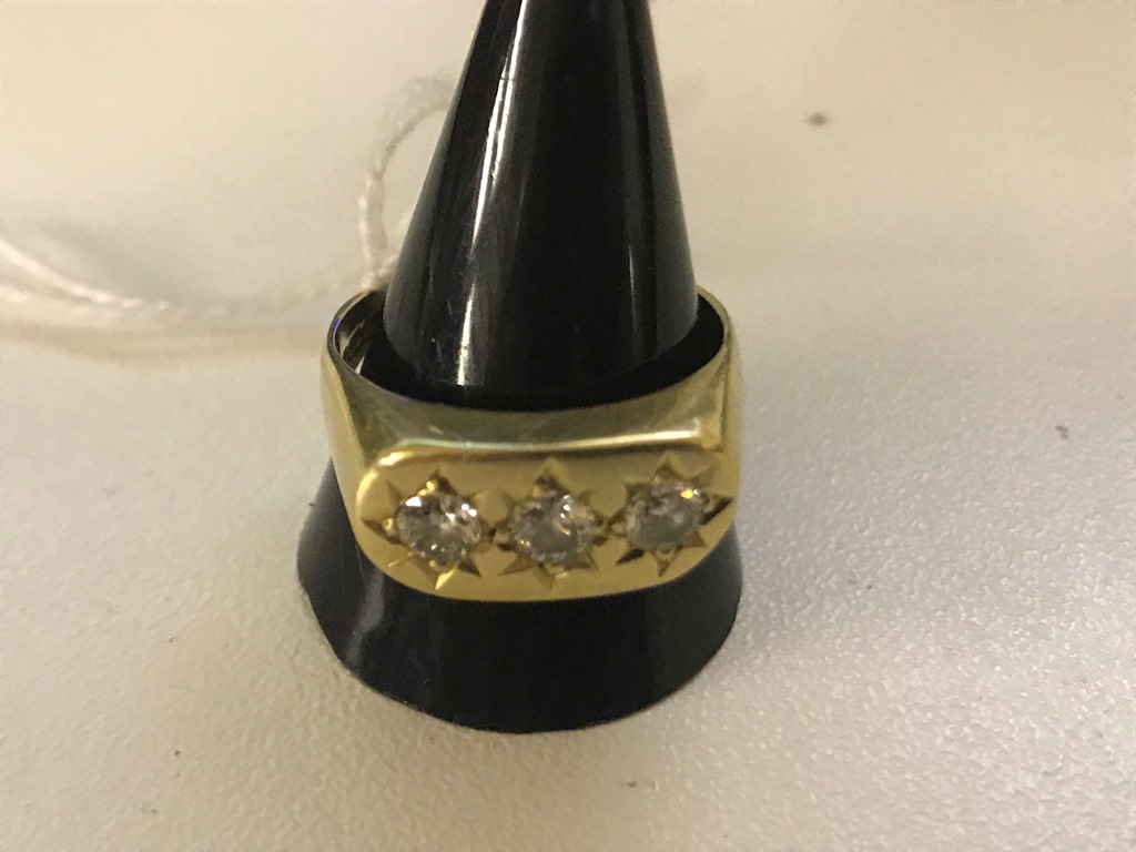 An 18ct triple diamond gypsy ring