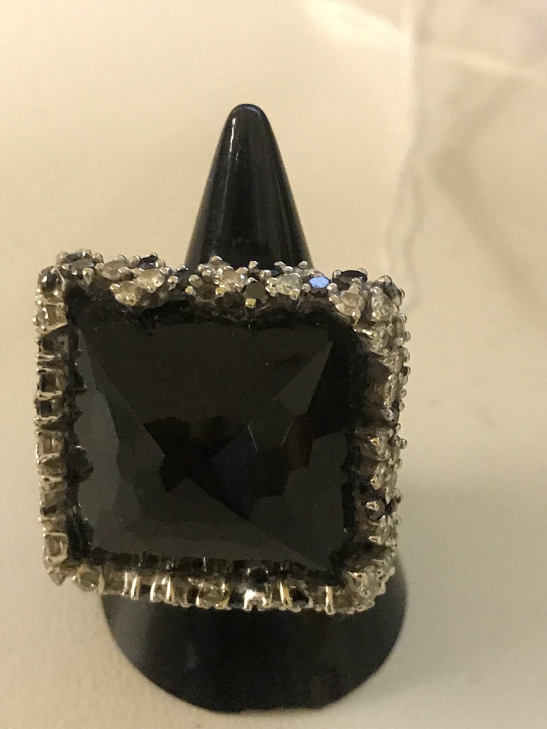 An 18ct dress ring: diamond and onyx