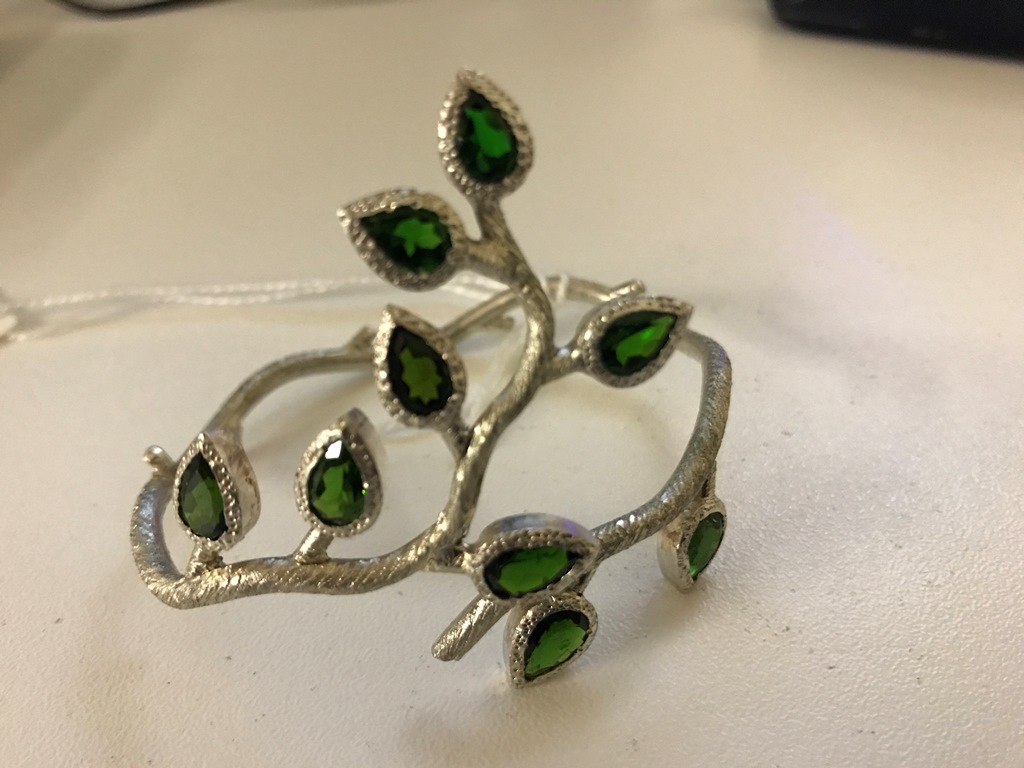 A silver diopside leaf Nouveau-style bangle