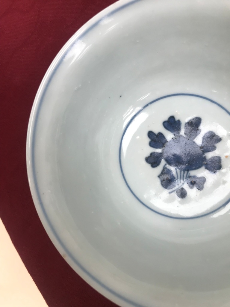 A Chinese blue and white bowl: Qing dynasty, decorated with longevity motifs. - Image 5 of 5