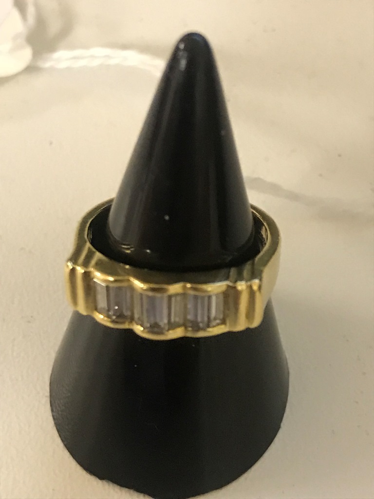 An 18ct diamond dress ring
