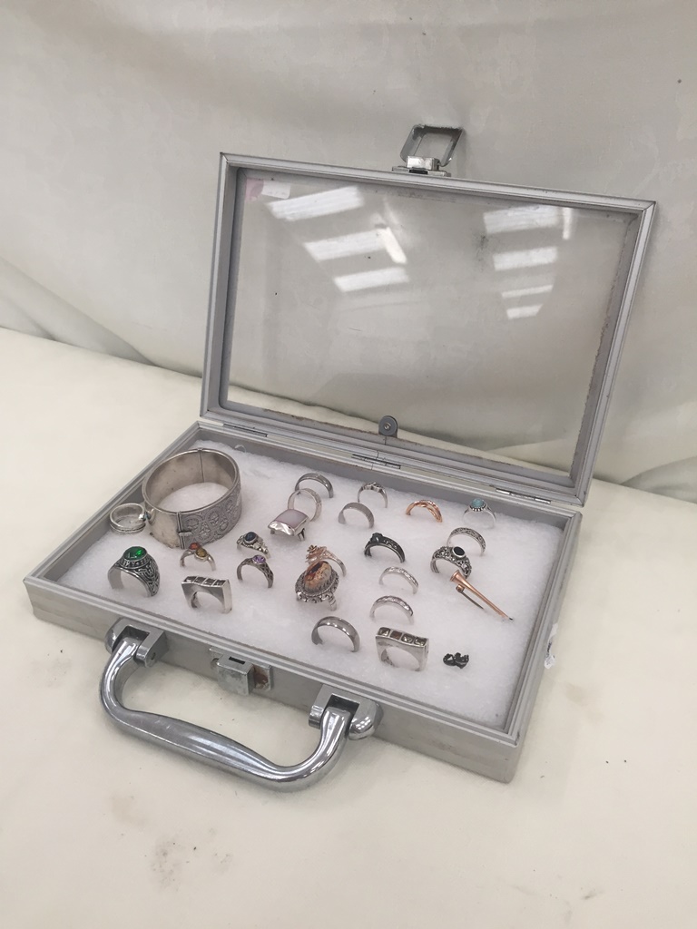 A tray of silver jewellery to inc rings,