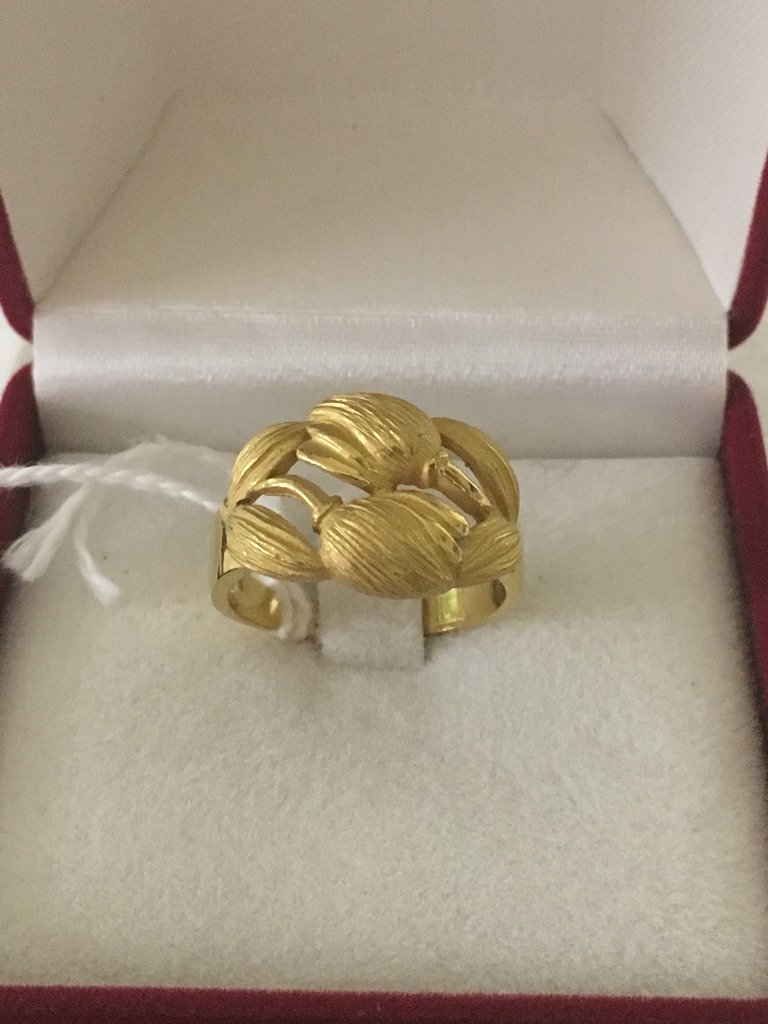 A floral design gold ring