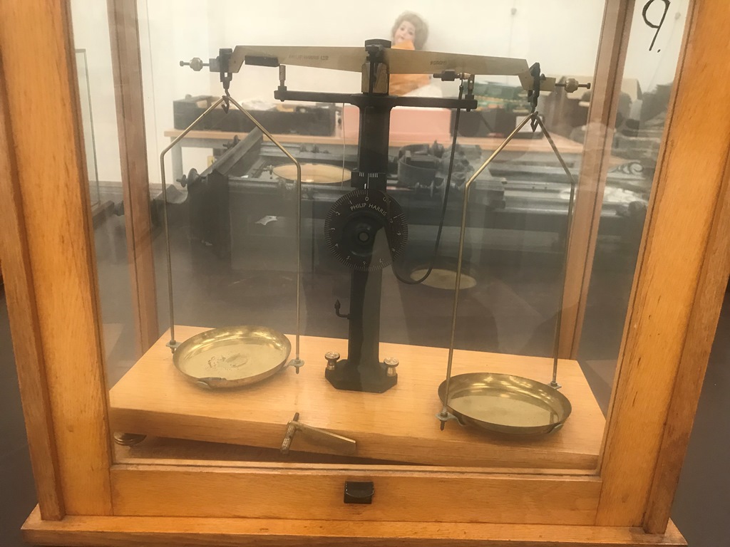 A set of cased pharmaceutical scales and weights - Image 2 of 2
