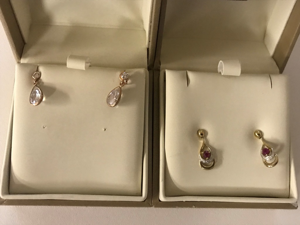 A quantity of earrings;