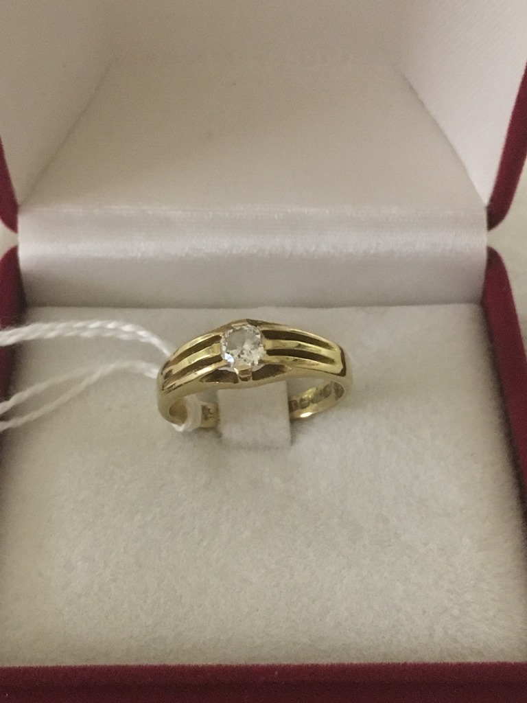 An 18ct gentleman's diamond ring