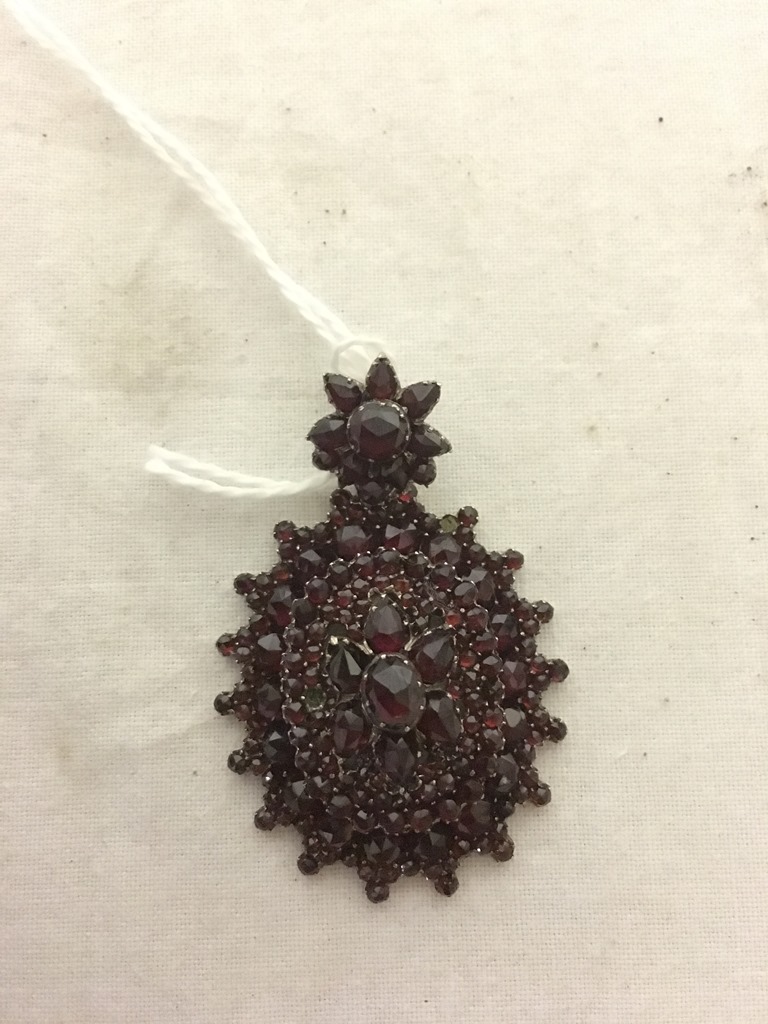 A vintage garnet pendant