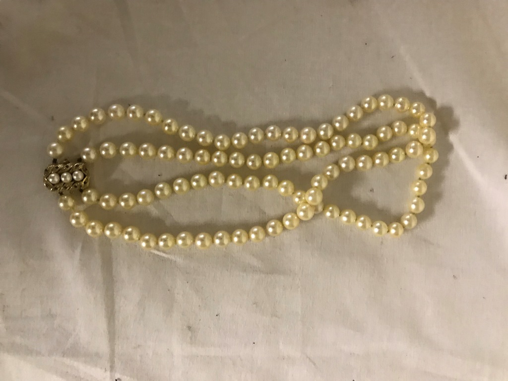 A 9ct pearl and ruby clasped pearl necklace