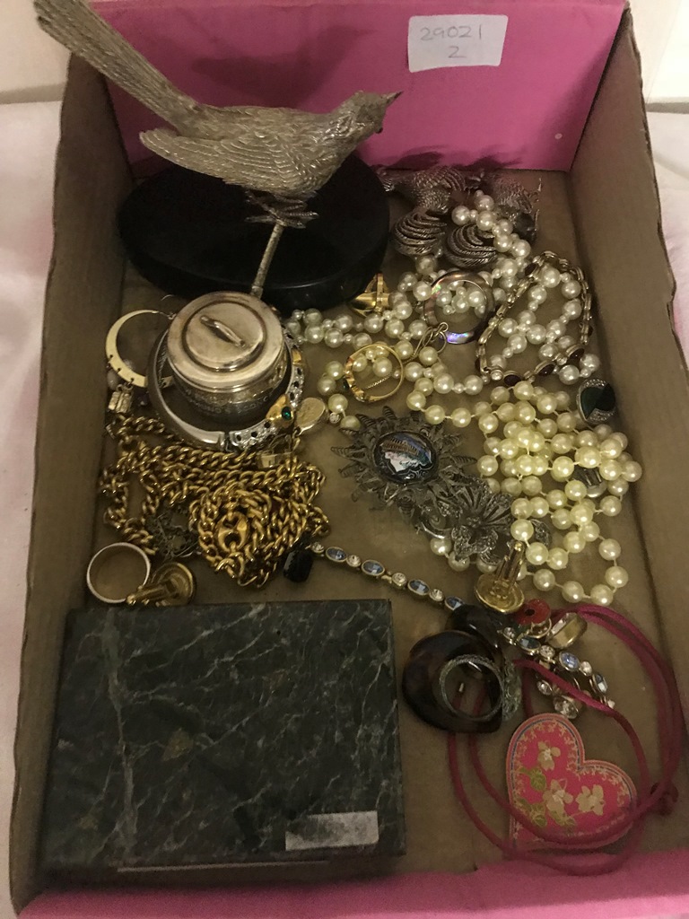 A quantity of dress jewellery;