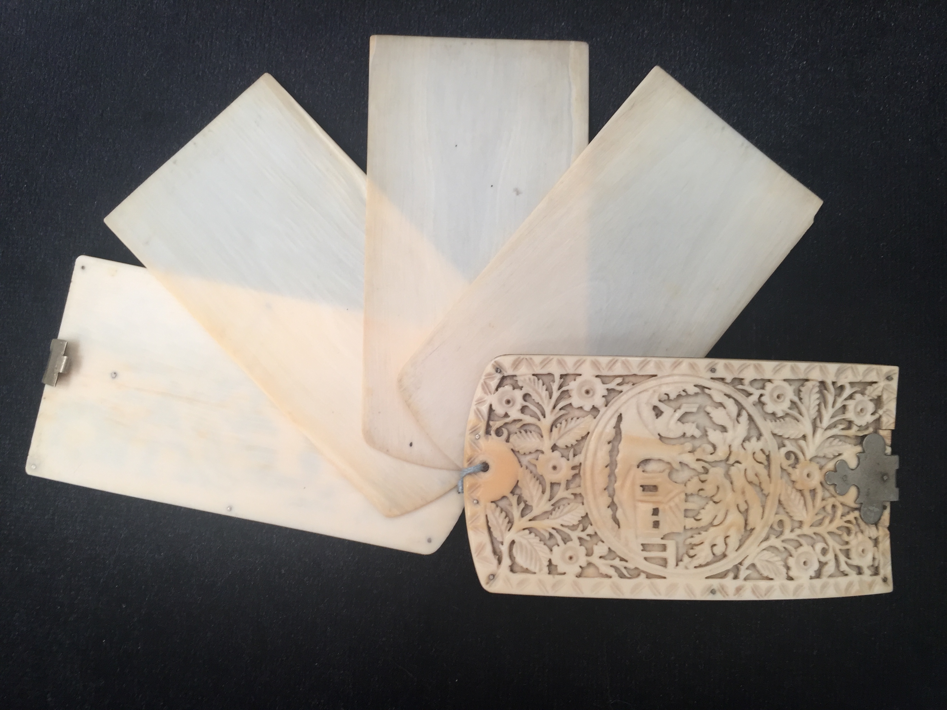 A birdseye maple box with ivory jewellery from the 1920s and 30s - Image 10 of 13