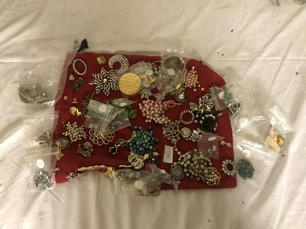 A quantity of costume jewellery to inc brooches, necklaces,