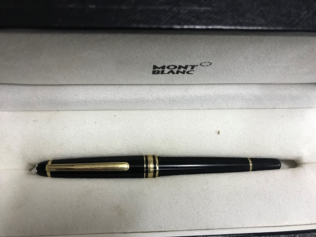 A boxed Mont Blanc fountain pen