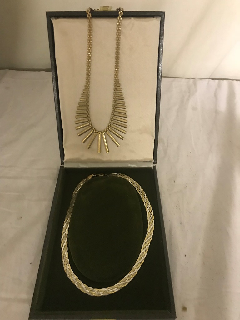 Two 9ct necklaces: bi-metal and a frill example