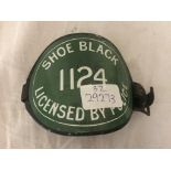 An enamel shoe polisher's armband licence