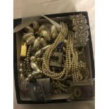 A quantity of dress jewellery;