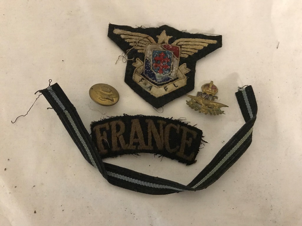 A Free French pilot officer's badges,