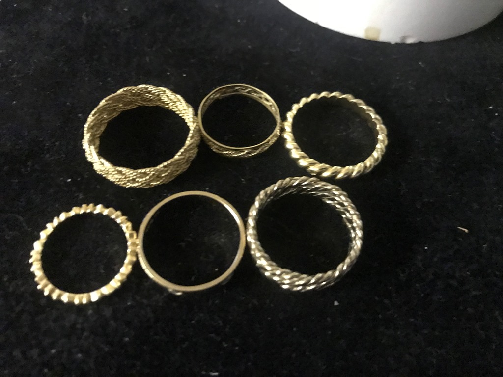 Six 9ct rings to inc braided examples