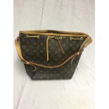 A Louis Vuitton handbag in monogram pattern;