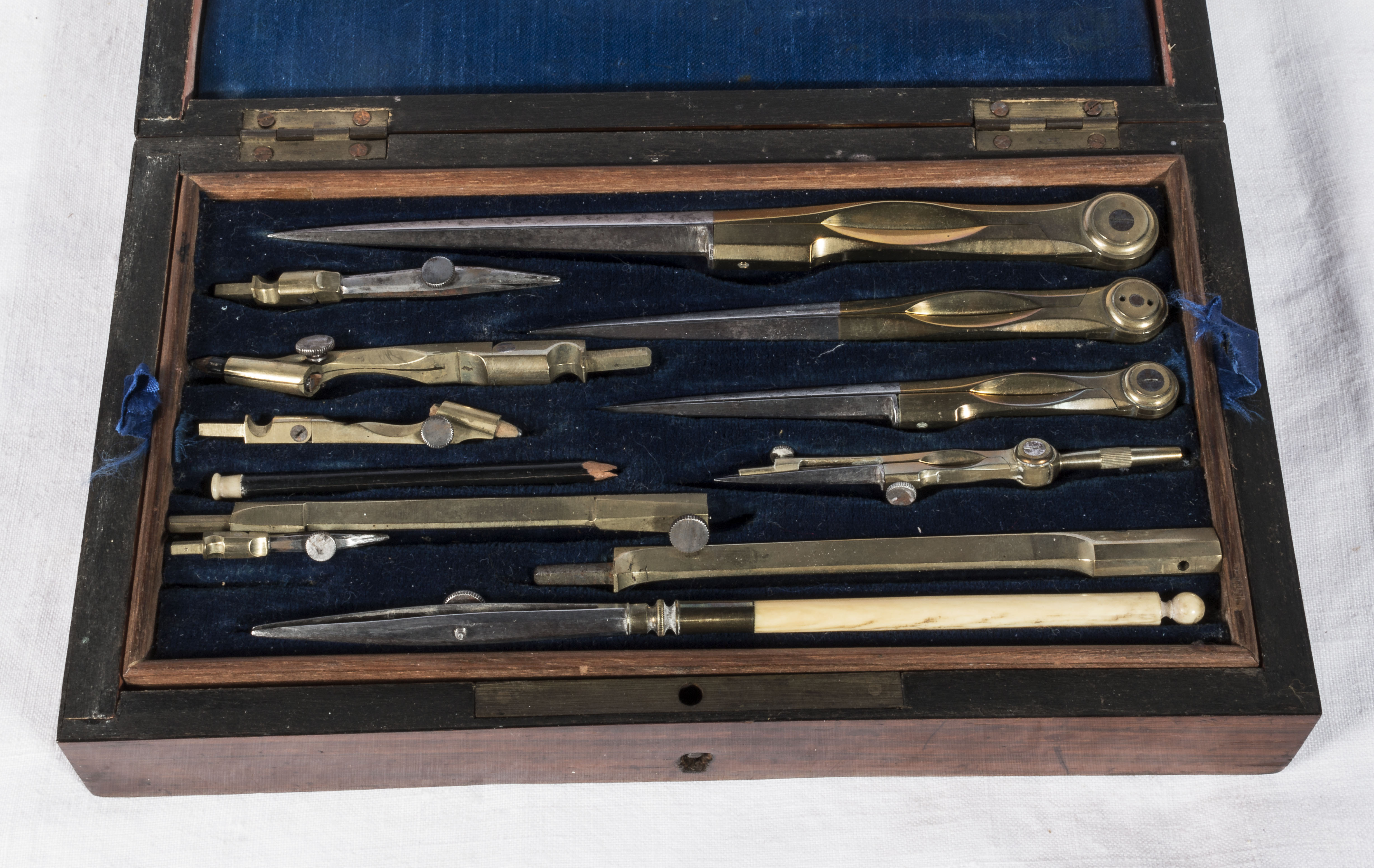 A draughtsman's instrument set with a paint palette - Image 3 of 5