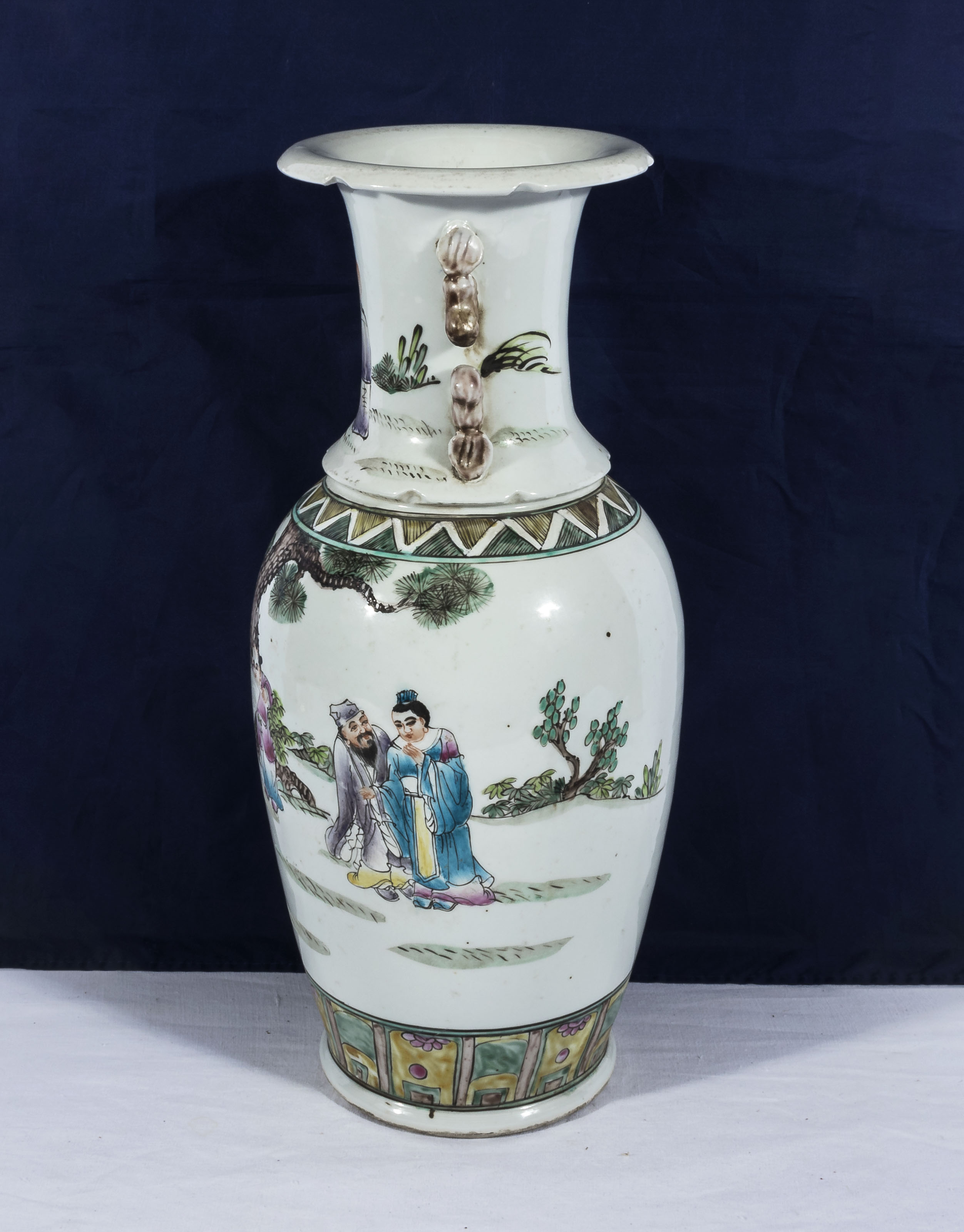 A Kuang-Hsu Guangxu Chinese vase of baluster shape decorated with immortals in a garden with Yin and - Bild 5 aus 7
