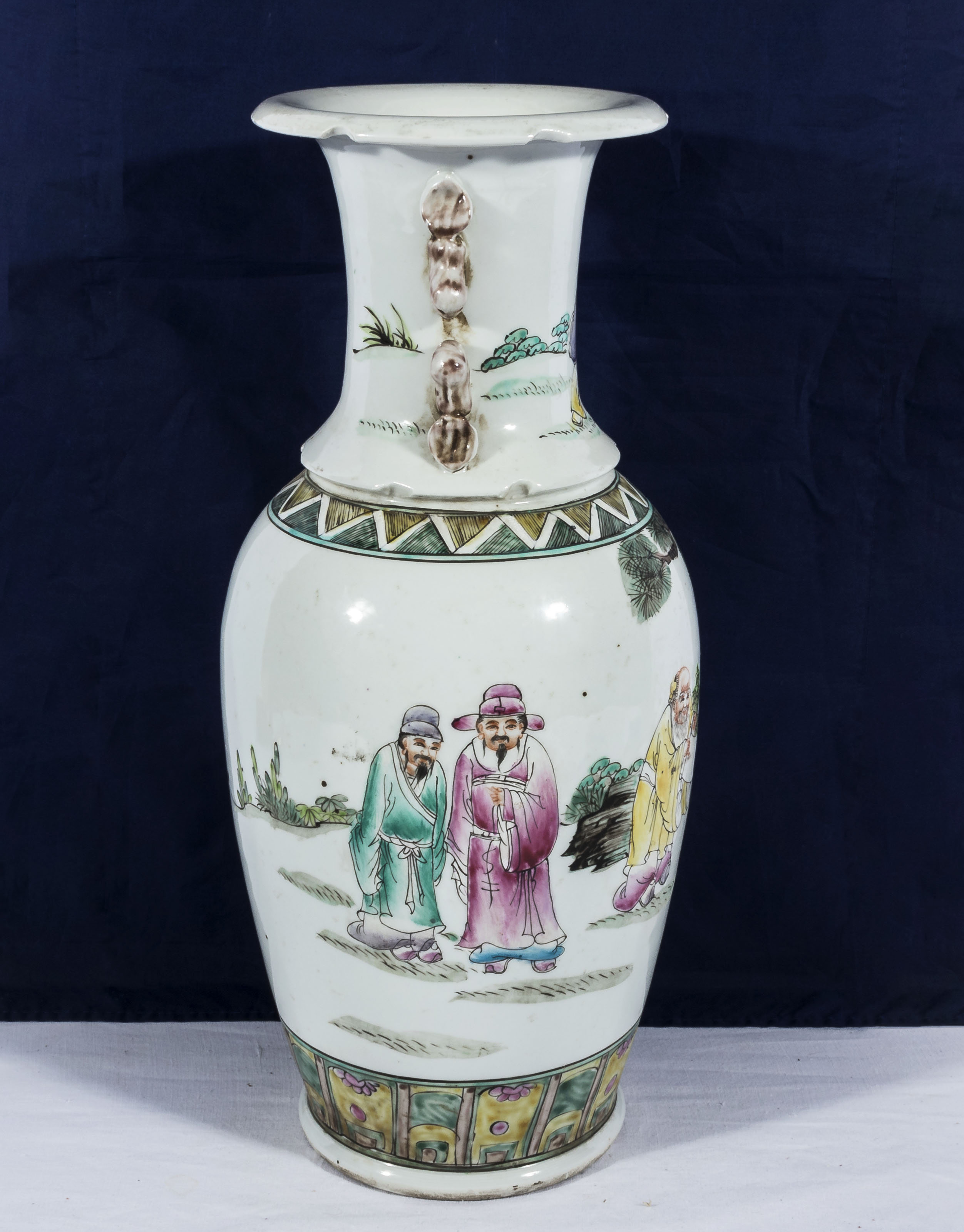 A Kuang-Hsu Guangxu Chinese vase of baluster shape decorated with immortals in a garden with Yin and - Bild 3 aus 7