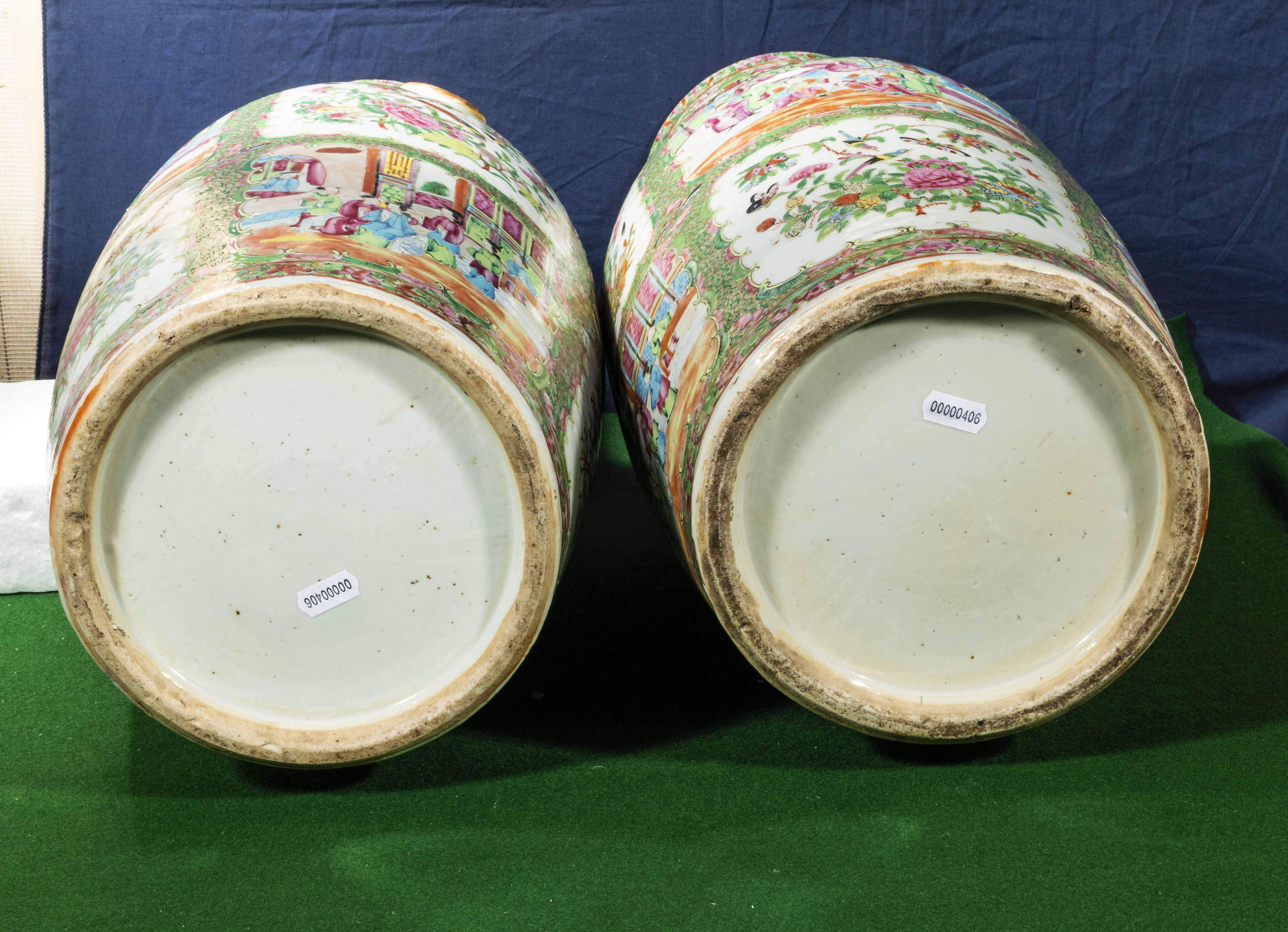 A large and impressive pair of Chinese Canton vases, perfect condition and signed, 62cm tall, - Bild 6 aus 8