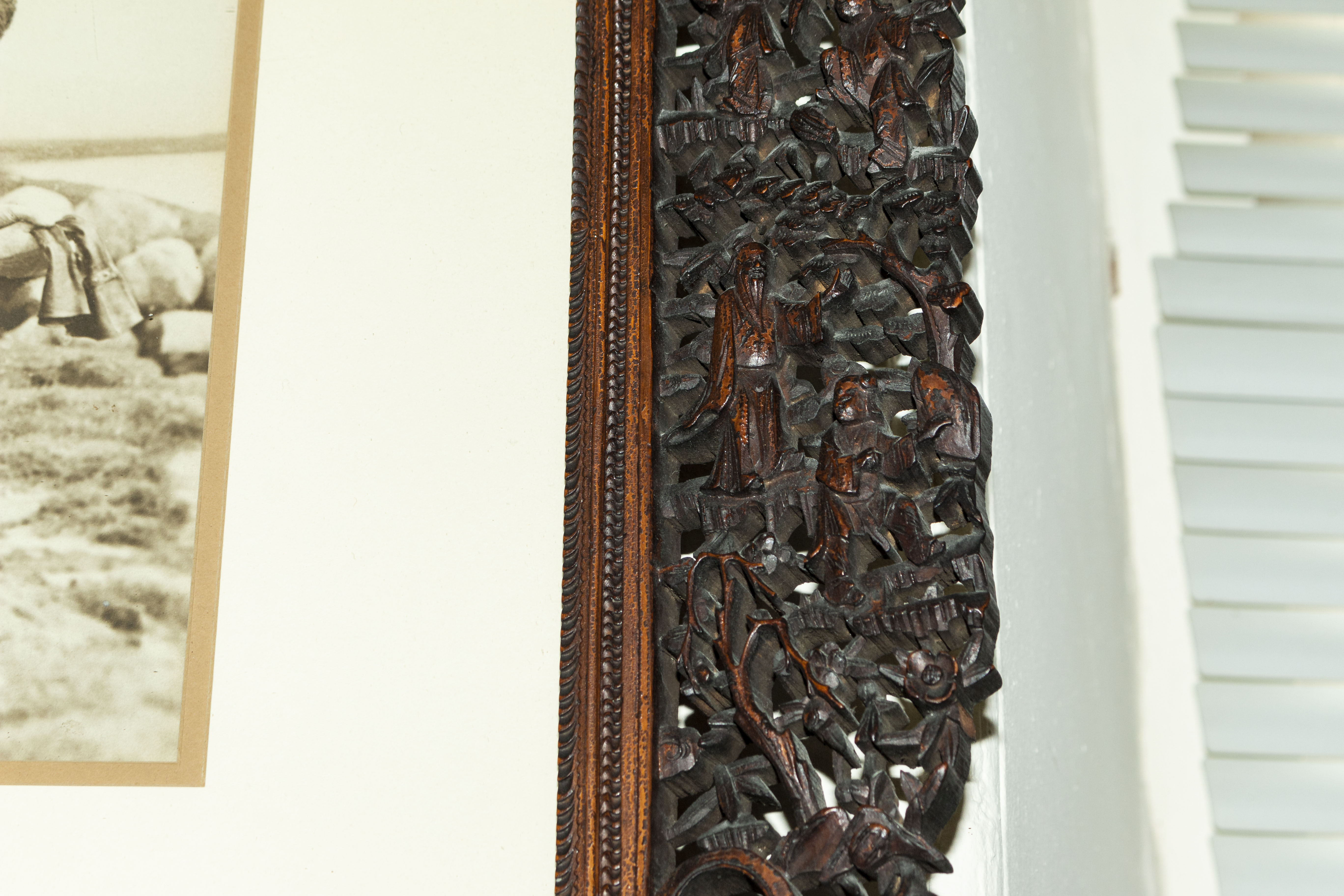 A good quality Chinese hardwood frame very well carved with figures and animals, 75cm x 55cm - Bild 5 aus 6