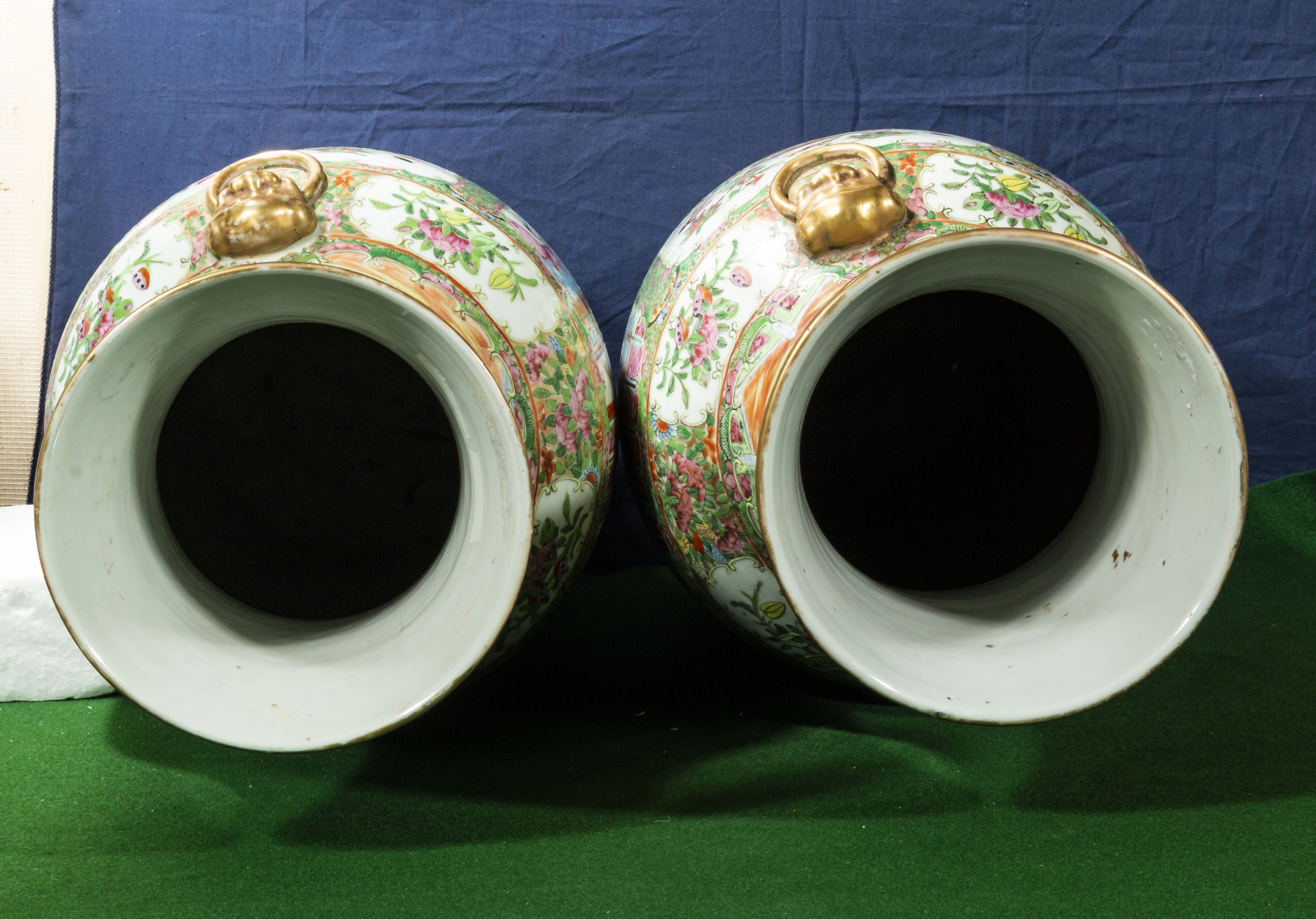 A large and impressive pair of Chinese Canton vases, perfect condition and signed, 62cm tall, - Bild 5 aus 8