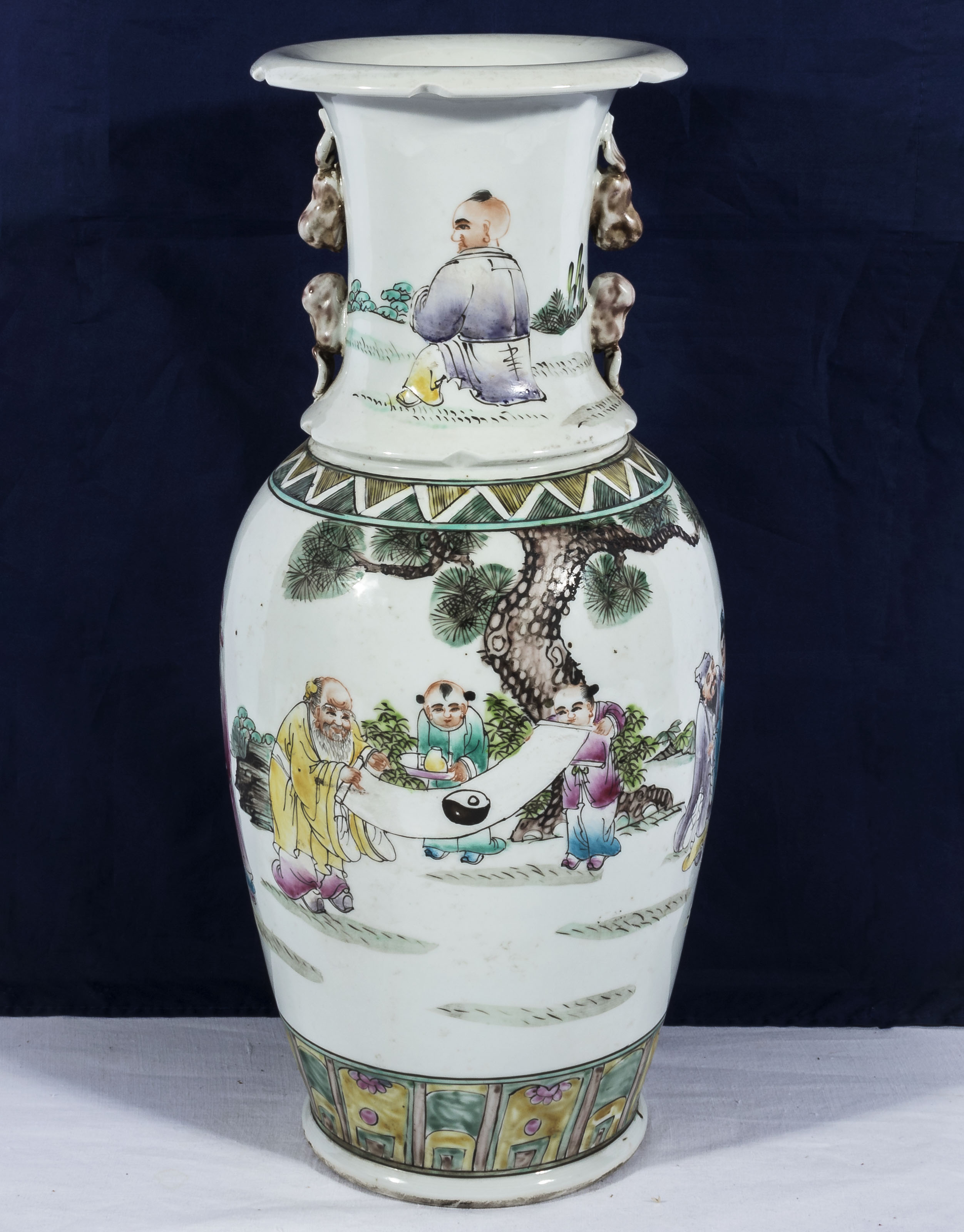 A Kuang-Hsu Guangxu Chinese vase of baluster shape decorated with immortals in a garden with Yin and - Bild 2 aus 7