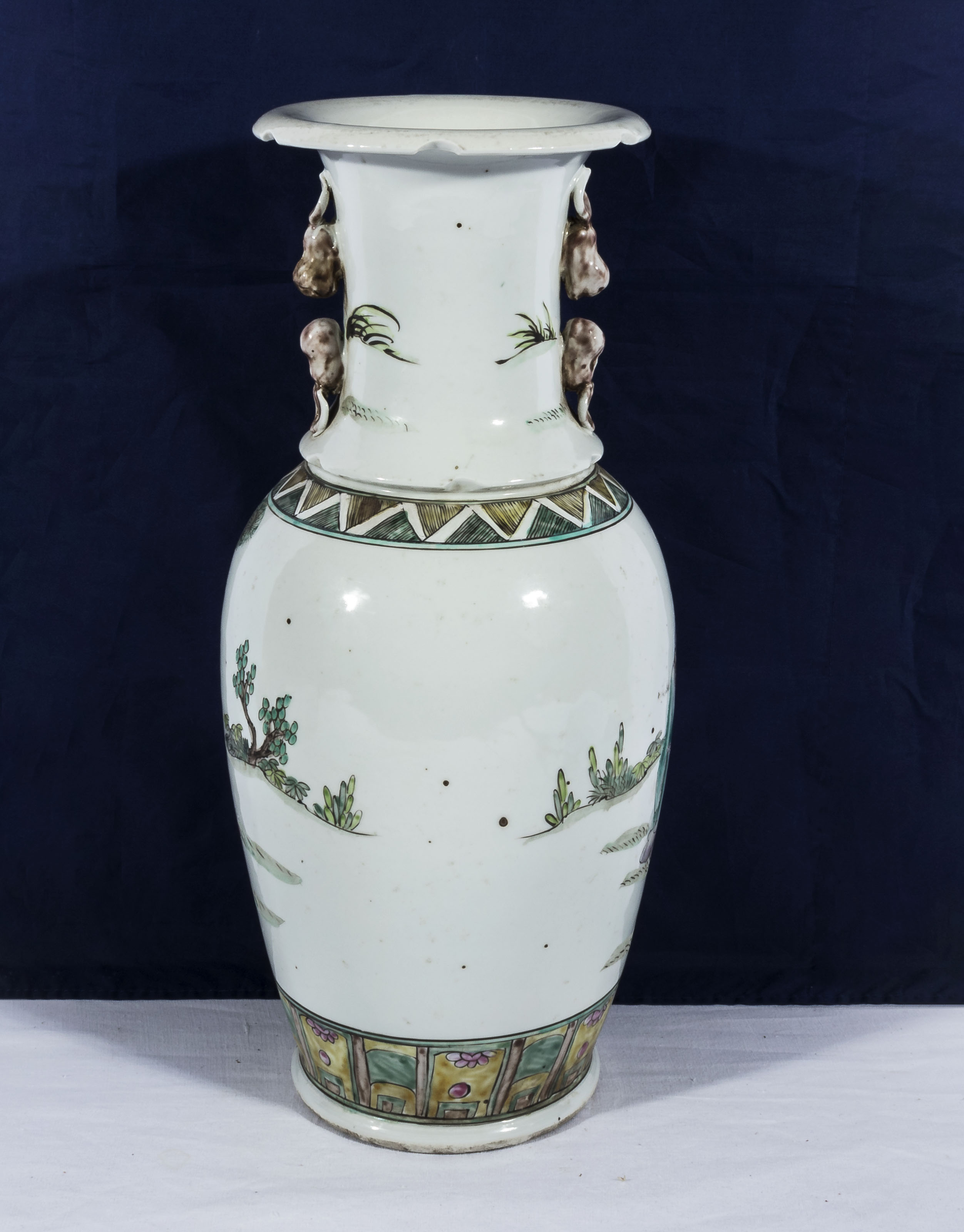 A Kuang-Hsu Guangxu Chinese vase of baluster shape decorated with immortals in a garden with Yin and - Bild 4 aus 7
