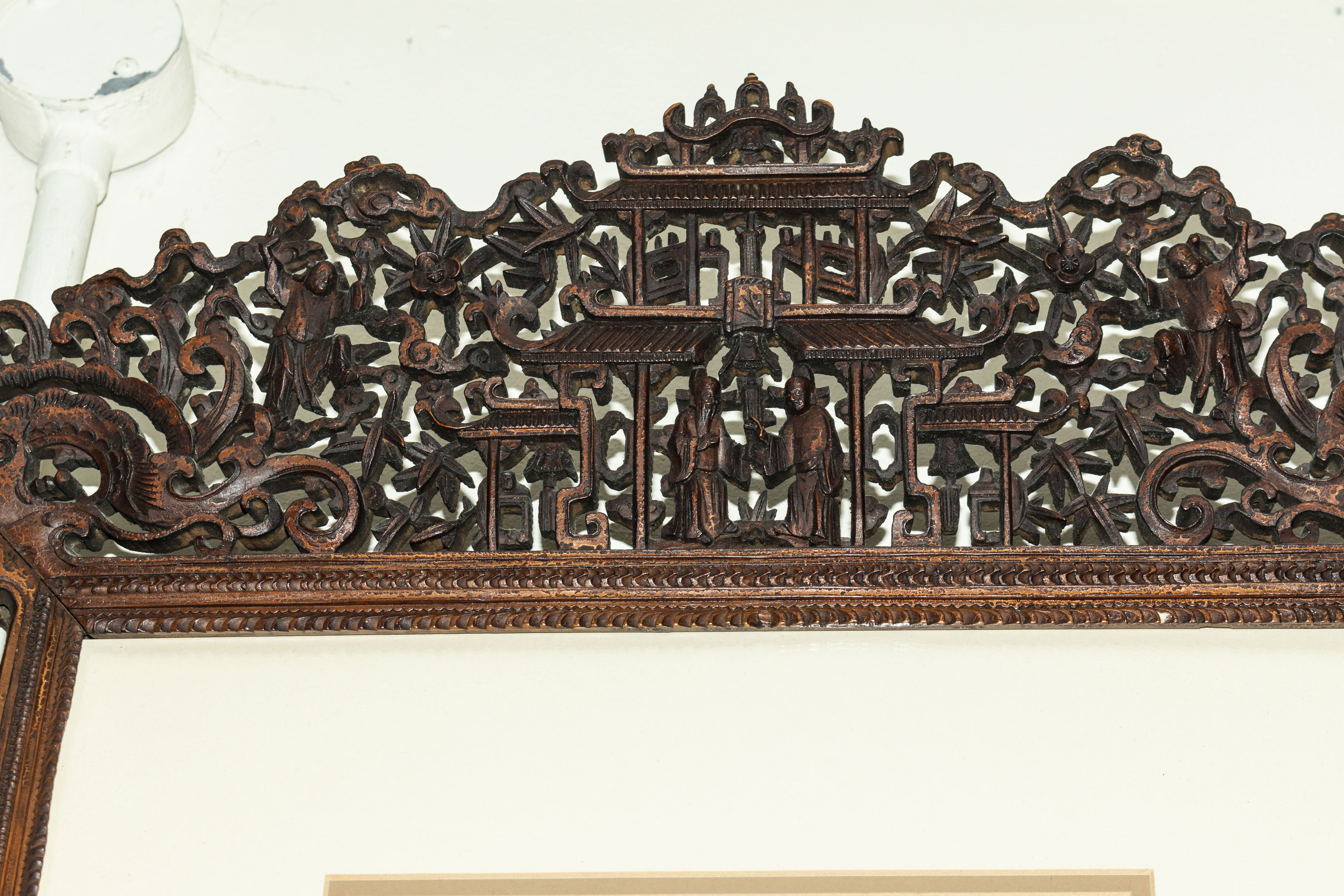 A good quality Chinese hardwood frame very well carved with figures and animals, 75cm x 55cm - Bild 6 aus 6