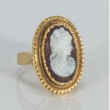 An 18ct gold large cameo ring (9.8gms)