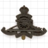 Royal Artillery rare WW2 plastic economy ‘gun’ cap badge.