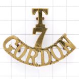 T / 7 / GORDON Scottish Gordon Highlanders brass shoulder title 1908-21.