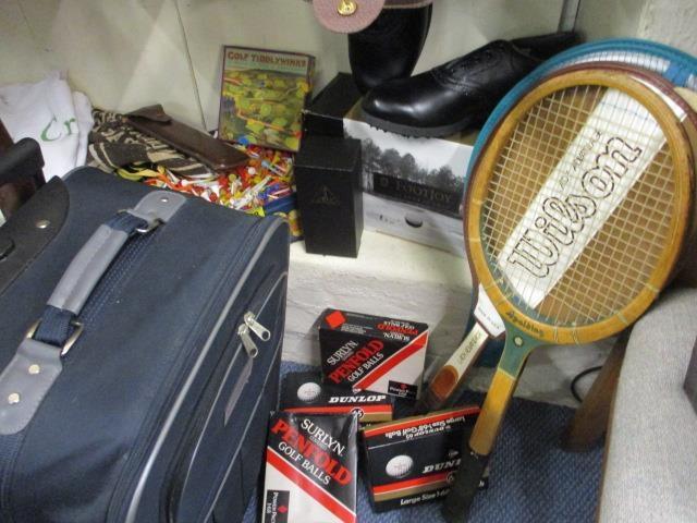 Vintage tennis rackets, a large quantity of golf tees, a pair of new gents Footjoy golf shoes size 9 - Bild 3 aus 4