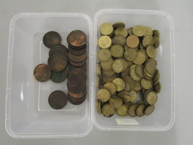 A selection of pre-decimal British one penny, 1/2 pennies and brass threepenny bits - Bild 3 aus 3