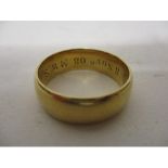 An 18ct gold wedding band made by M & M, weight 9.5g