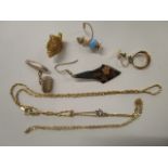 A small group of 9ct gold and costume jewellery to include an Italian necklace