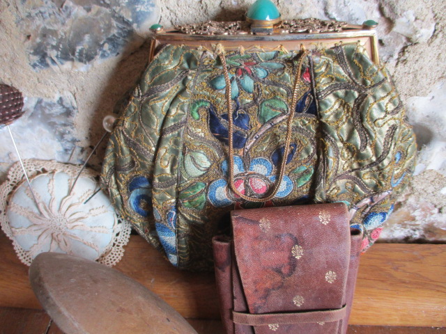 An interesting lot comprising vintage purses, some beaded, compacts, pin cushions, dressing table - Image 2 of 5