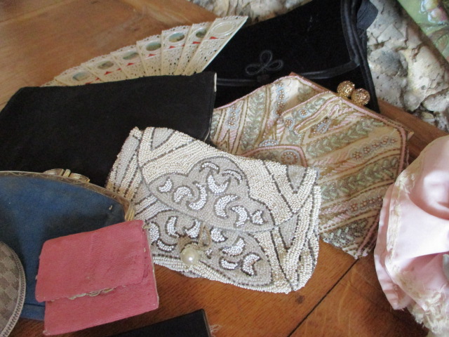 An interesting lot comprising vintage purses, some beaded, compacts, pin cushions, dressing table - Image 5 of 5