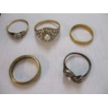 A selection of rings to include a 22ct wedding band