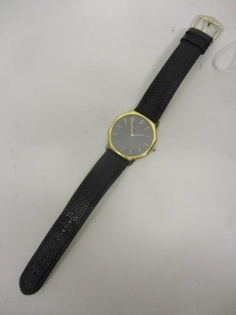 A Concorde gents quartz 18ct gold wristwatch having a black dial, gilt baton markers in an - Image 2 of 5