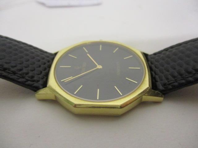 A Concorde gents quartz 18ct gold wristwatch having a black dial, gilt baton markers in an - Image 3 of 5