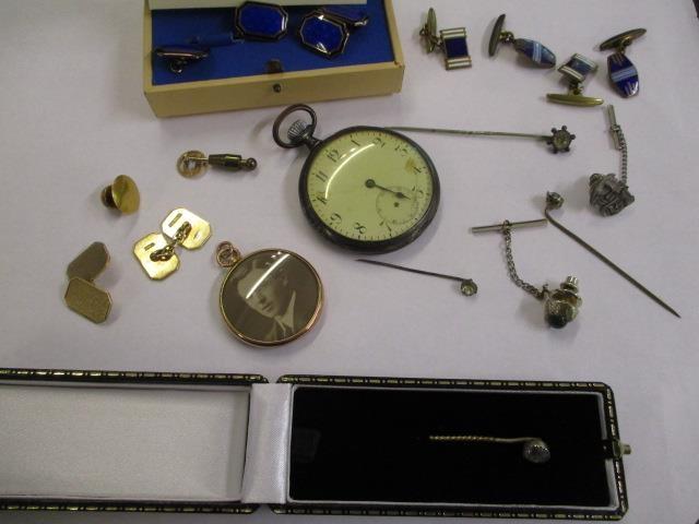 A mixed lot of jewellery to include a pair of 9ct gold cuff links, a pocket watch, stick pins and